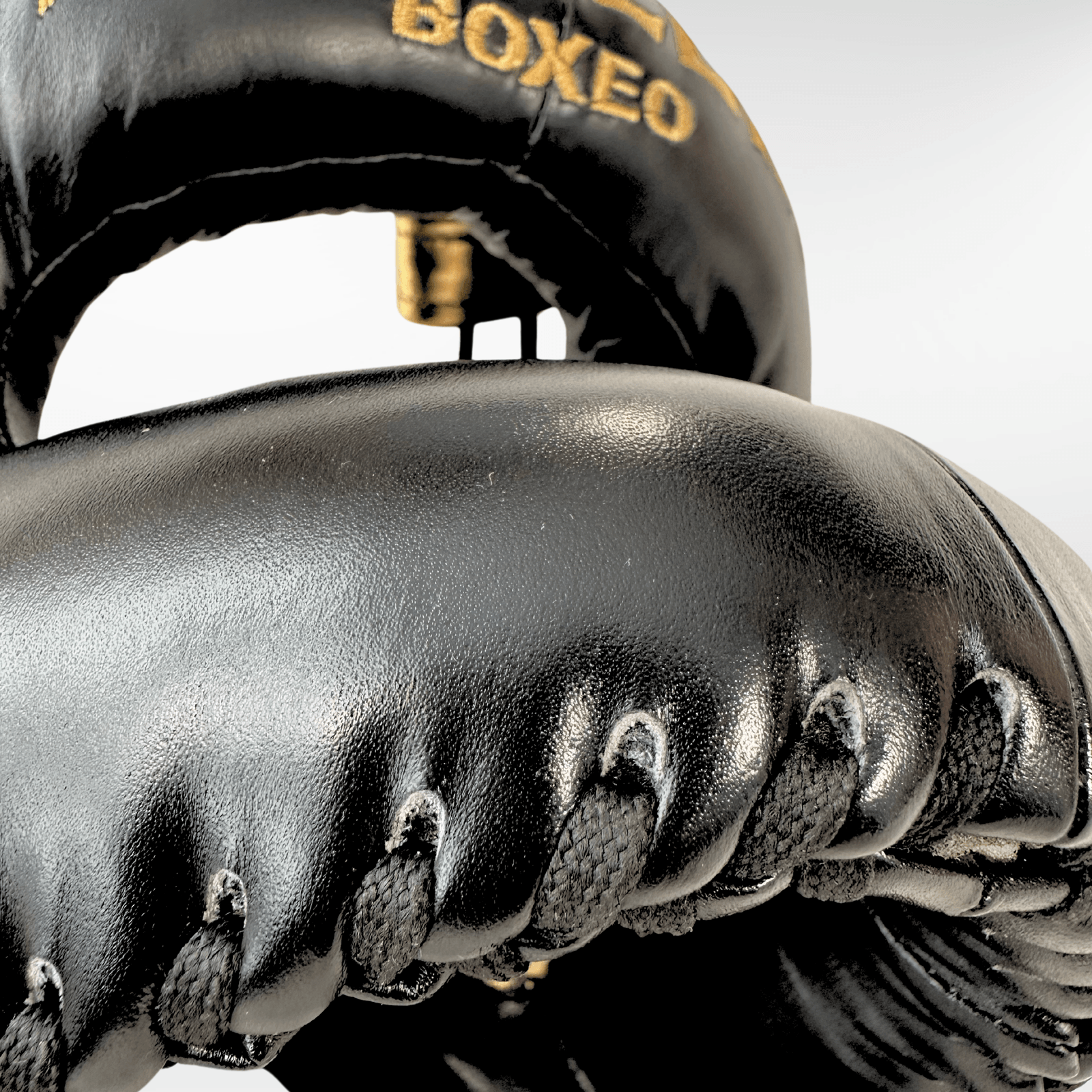 Casco Boxeo Barra Piel Completa Sparring Negro y Bordado Dorado - Echaleku Boxeo